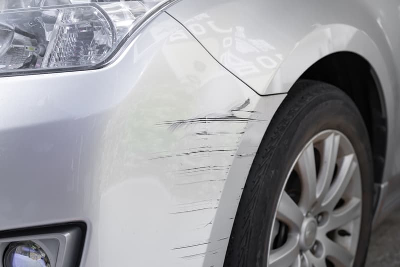 Repare los arañazos del coche con el servicio de carrocería rápida