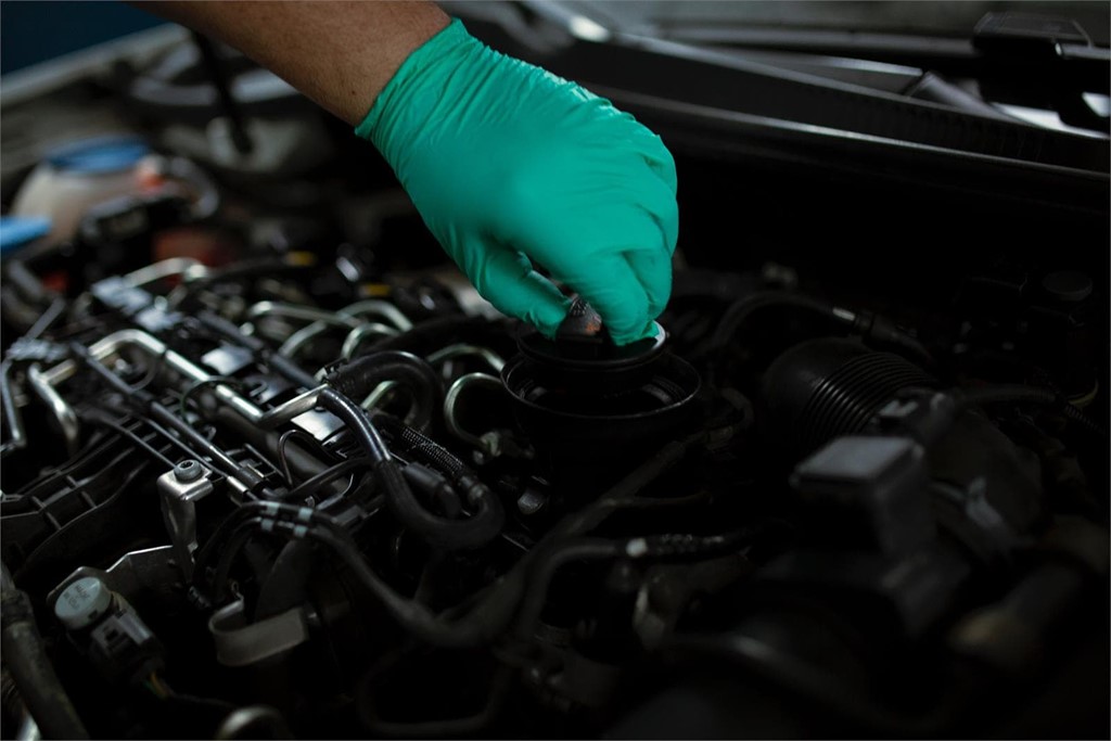 ¿Qué hacer si su coche pierde aceite? 